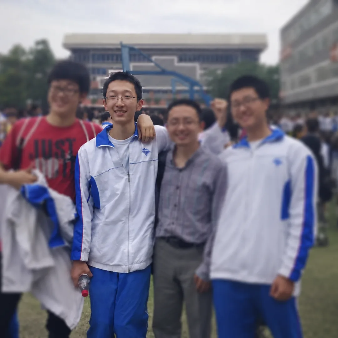 和老师、好友在成都七中的高中毕业典礼