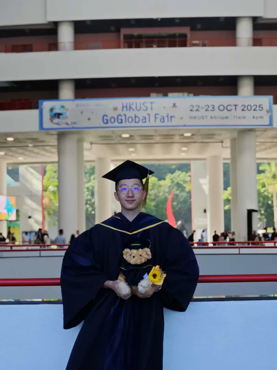 Henry 在香港科技大学穿着博士毕业礼服